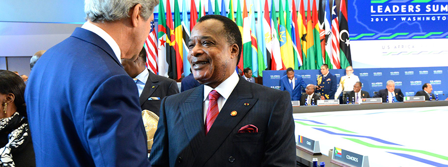 Der Präsident der Republik Kongo, Denis Sassou Nguesso, hier mit John Kerry am Africa Leaders Summit 2014 in Washington. Sein Sohn wird verdächtigt, sich mithilfe der Genfer Rohstofffirma 