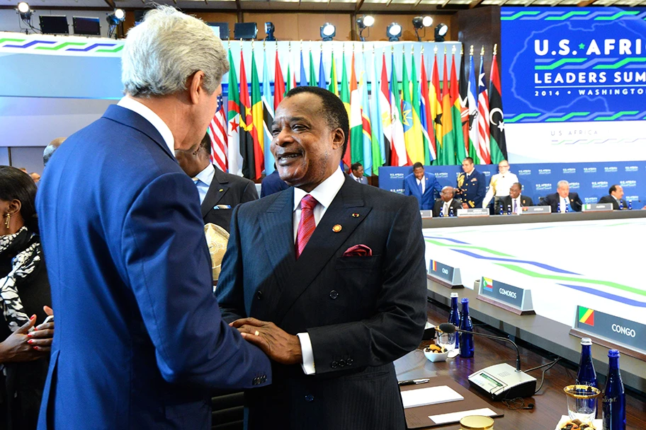 Der Präsident der Republik Kongo, Denis Sassou Nguesso, hier mit John Kerry am Africa Leaders Summit 2014 in Washington. Sein Sohn wird verdächtigt, sich mithilfe der Genfer Rohstofffirma 