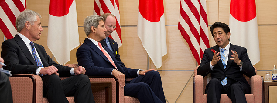 Der japanische Premierminister Shinzō Abe bei einem Treffen mit John Kerry und Chuck Hagel.