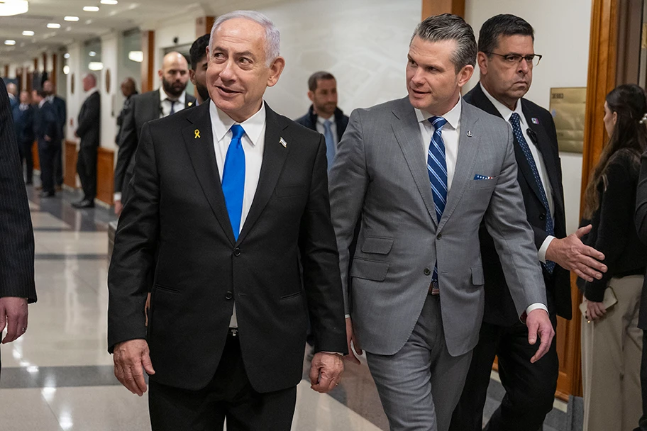 US-Kriegsminister Pete Hegseth empfängt den israelischen Ministerpräsidenten Benjamin Netanjahu zu einem bilateralen Austausch im Pentagon in Washington, D.C., am 5. Februar 2025.