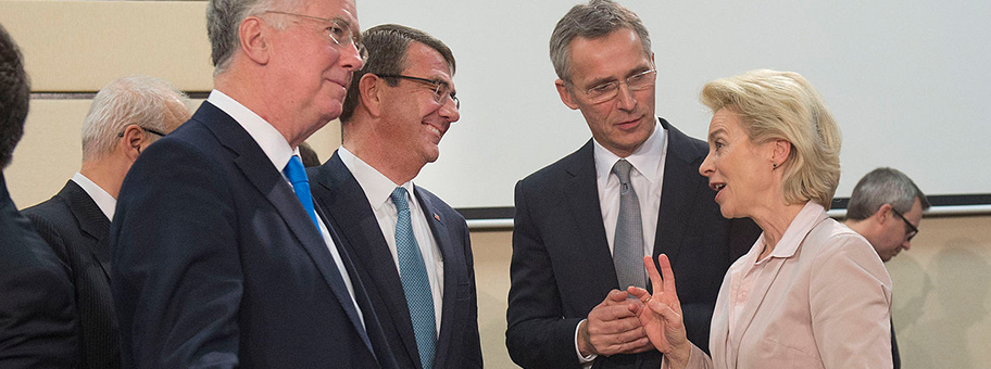 Die deutsche Verteidigungsministerin Ursula von der Leyen an einem Nordatlantik-NATO-Treffen in Brüssel am 9. Februar 2016.