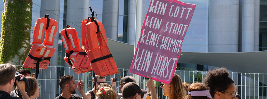 Die Demonstration «Seebrücke» des «Seebrücke» Bündnisses forderte am 7. Juli 2018 über 10 Tausend Menschen in Berlin und an anderen Orten in Deutschland die ungehinderte Seenotrettung auf dem Mittelmeer. Grund dafür war das Festsetzen mehrerer Schiffe, die Flüchtenden in Seenot auf dem Mittelmeer halfen unter dem Vorwurf als Schlepper tätig zu sein.