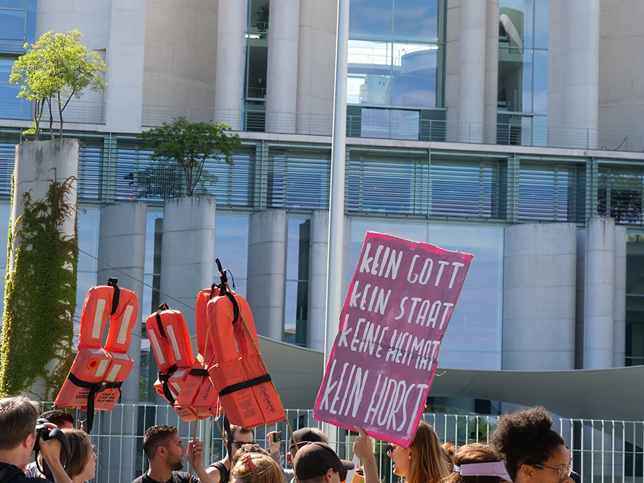 Die Demonstration «Seebrücke» des «Seebrücke» Bündnisses forderte am 7. Juli 2018 über 10 Tausend Menschen in Berlin und an anderen Orten in Deutschland die ungehinderte Seenotrettung auf dem Mittelmeer. Grund dafür war das Festsetzen mehrerer Schiffe, die Flüchtenden in Seenot auf dem Mittelmeer halfen unter dem Vorwurf als Schlepper tätig zu sein.