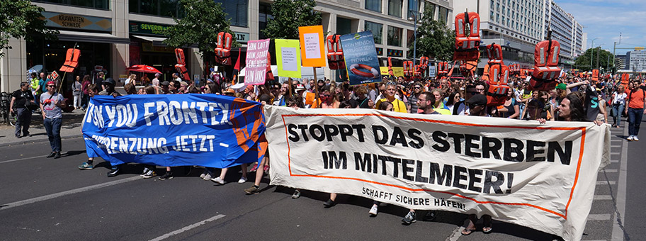 Die Demonstration «Seebrücke» forderte am 7. Juli 2018 über 10 Tausend Menschen in Berlin und an anderen Orten in Deutschland die ungehinderte Seenotrettung auf dem Mittelmeer. Grund dafür war das Festsetzen mehrerer Schiffe, die Flüchtenden in Seenot auf dem Mittelmeer halfen unter dem Vorwurf als Schlepper tätig zu sein.