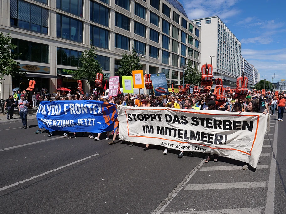 Die Demonstration «Seebrücke» forderte am 7. Juli 2018 über 10 Tausend Menschen in Berlin und an anderen Orten in Deutschland die ungehinderte Seenotrettung auf dem Mittelmeer. Grund dafür war das Festsetzen mehrerer Schiffe, die Flüchtenden in Seenot auf dem Mittelmeer halfen unter dem Vorwurf als Schlepper tätig zu sein.