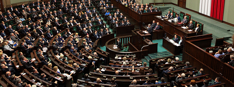 Im Sejm, einer Kammer des Parlaments, verfügt die PiS über die absolute Mehrheit.