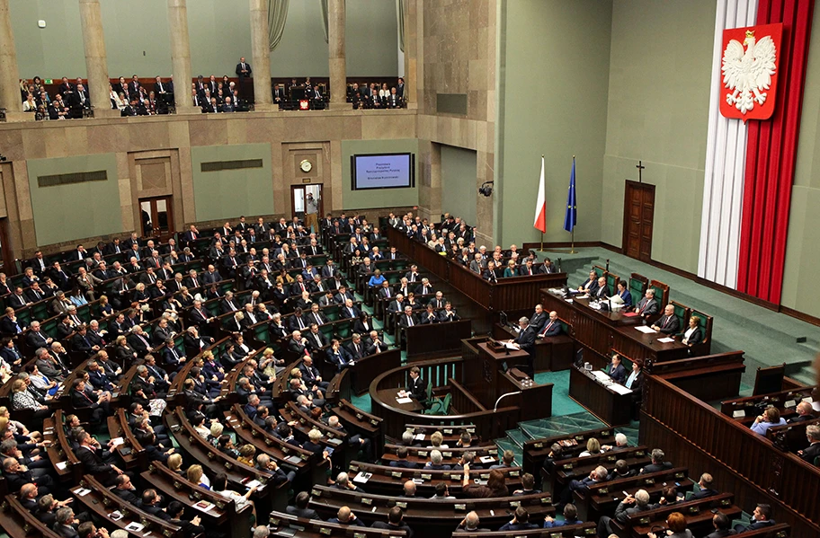 Im Sejm, einer Kammer des Parlaments, verfügt die PiS über die absolute Mehrheit.