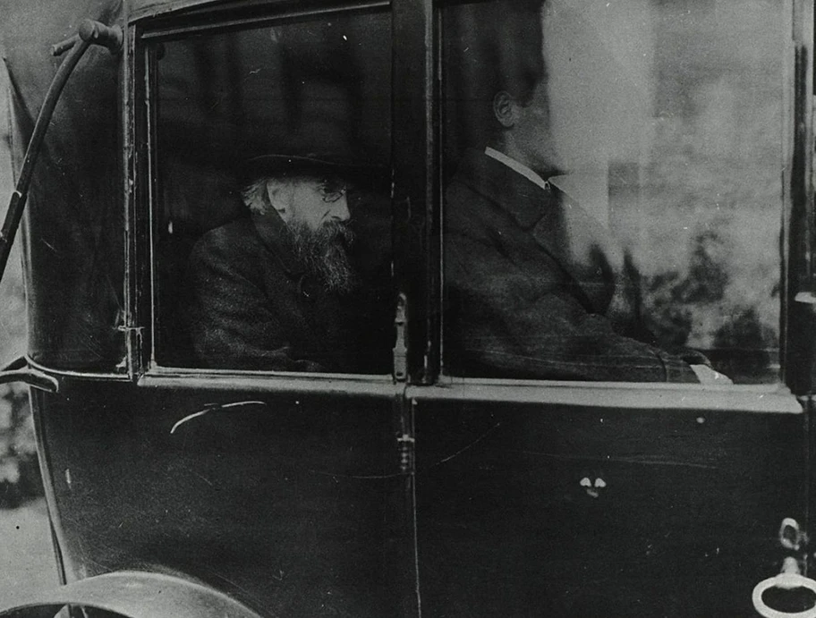 Ministerpräsident Kurt Eisner während der Fahrt zur Reichskanzlei anlässlich der Reichskonferenz der Bundesdeutschen Regierung in Berlin, 22. November 1918.