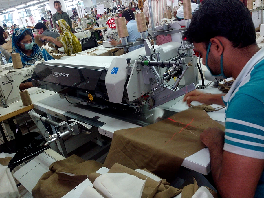 NäherInnen bei der Kleiderproduktion in einer Textilfabrik in Bangladesch.