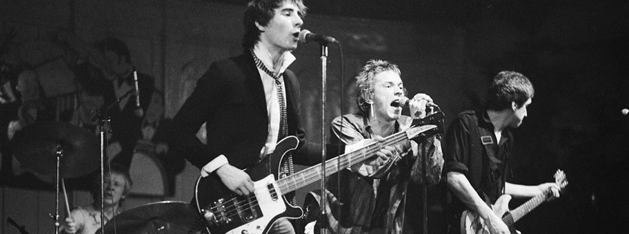 Die Punk-Band Sex Pistols an einem Konzert am 6. Januar 1977 im Paradiso, Amsterdam.