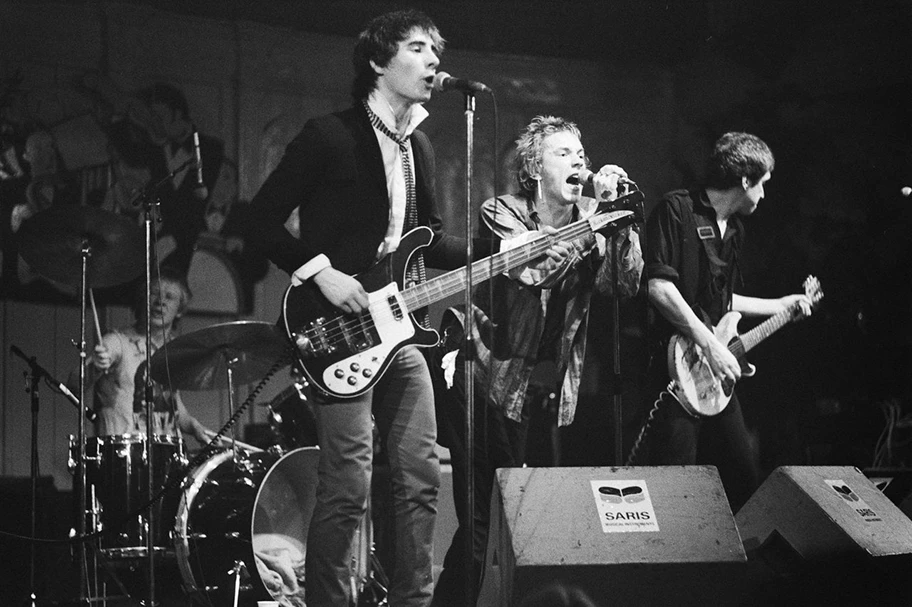 Die Punk-Band Sex Pistols an einem Konzert am 6. Januar 1977 im Paradiso, Amsterdam.