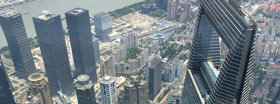 Das Shanghai World Financial Center, fotografiert vom Shanghai Tower.