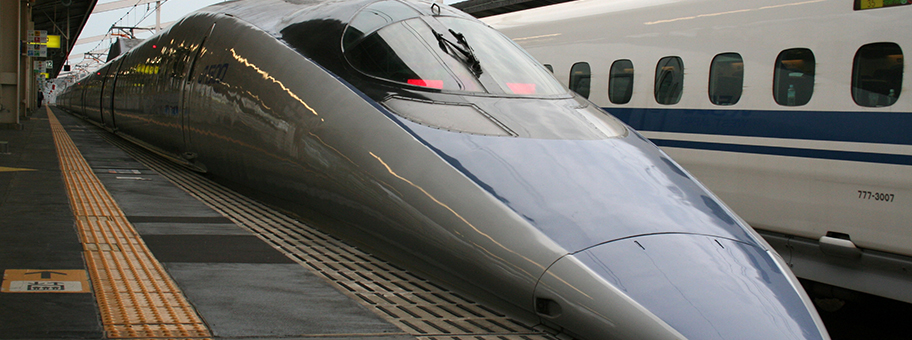 Der japanische Hochgeschwindigkeitszug Shinkansen, jap. 新幹線, [ɕĩŋkaãsẽɴ], dt.