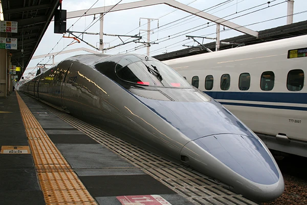 Der japanische Hochgeschwindigkeitszug Shinkansen, jap. 新幹線, [ɕĩŋkaãsẽɴ], dt. neue Stammstrecke.