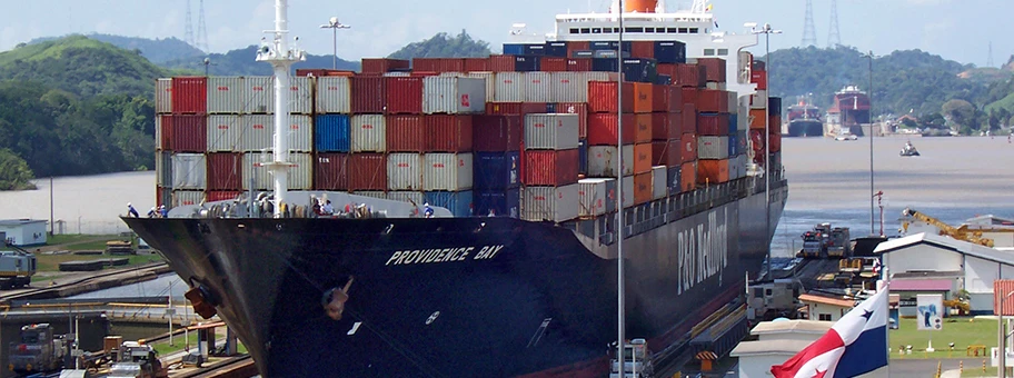 Das Containerschiff «Providence Bay» bei der Einfahrt in eine Schleuse des Panamakanals.
