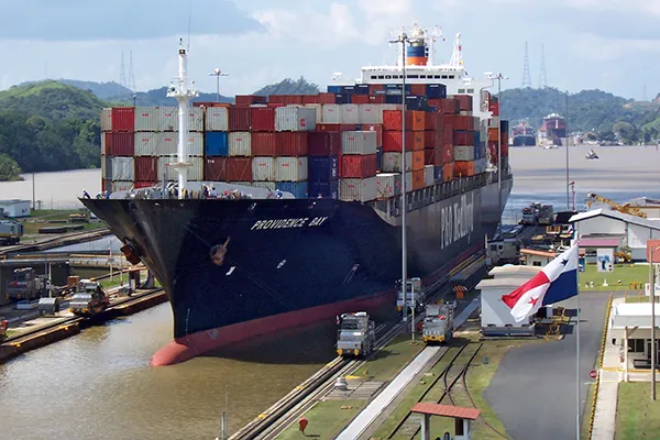 Das Containerschiff «Providence Bay» bei der Einfahrt in eine Schleuse des Panamakanals.