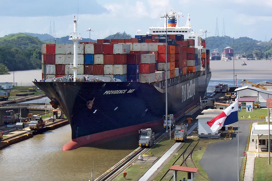 Das Containerschiff «Providence Bay» bei der Einfahrt in eine Schleuse des Panamakanals.