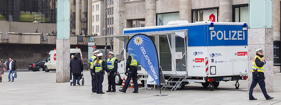 Sicherheitsmobil der Polizei auf dem Bahnhofvorplatz in Köln.