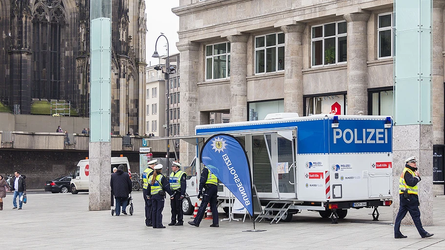 Sicherheitsmobil der Polizei auf dem Bahnhofvorplatz in Köln.