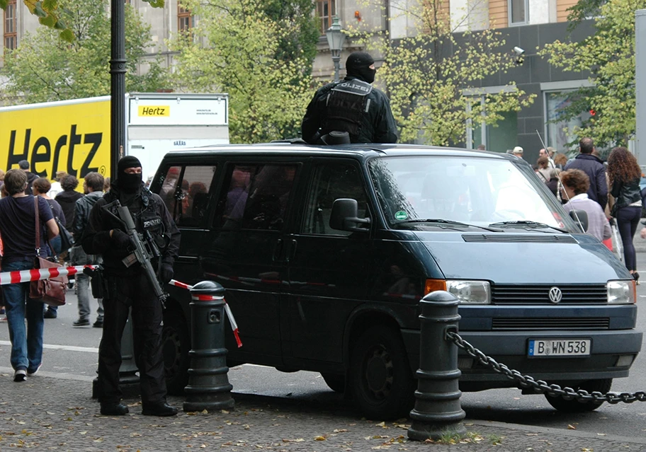 Sicherheitsschutz der Polizei an der Kundgebung des Zentralrats der Juden unter dem Motto «Steh auf! Nie wieder Judenhass!» gegen Antisemitismus in Deutschland.