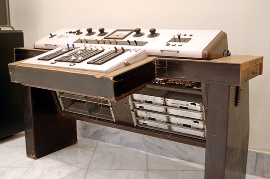 Siemens_1954_audio_console_1.jpg