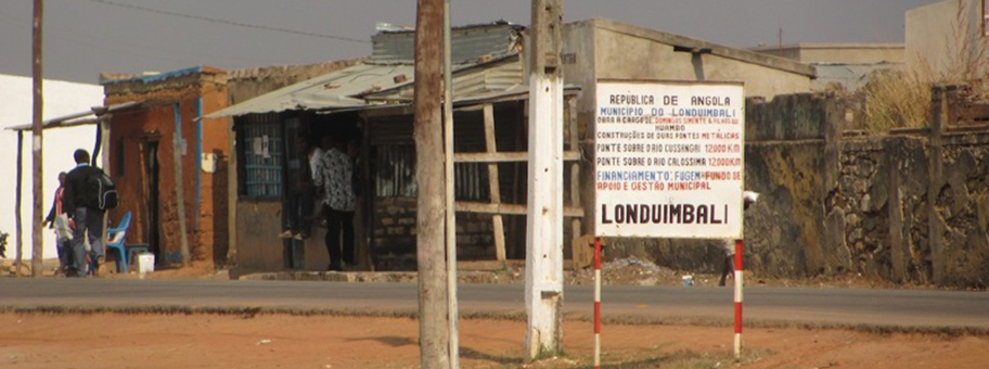 Strasse in Londuimbali, Angola.