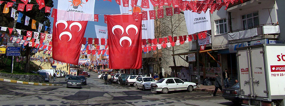 Wahlkampf der AKP und der MHP in den Strassen von Şile, Türkei.
