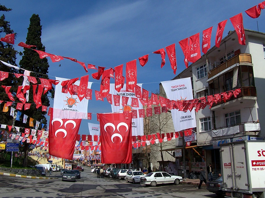 Wahlkampf der AKP und der MHP in den Strassen von Şile, Türkei.