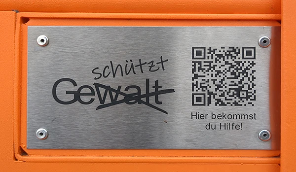 Plakette auf der Sitzbank "Hellersdorf sagt Nein zu Gewalt" am Alice-Salomon-Platz in Berlin-Hellersdorf.