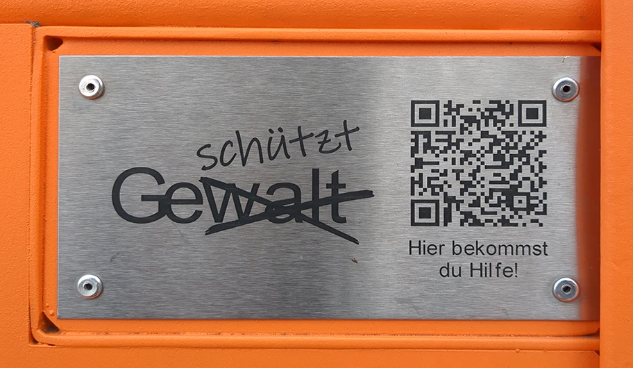 Plakette auf der Sitzbank