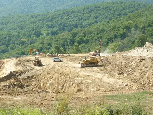 Bauarbeiten zur Vorbereitung von Goldgewinnung in Skouries, Halkidiki, Griechenland.