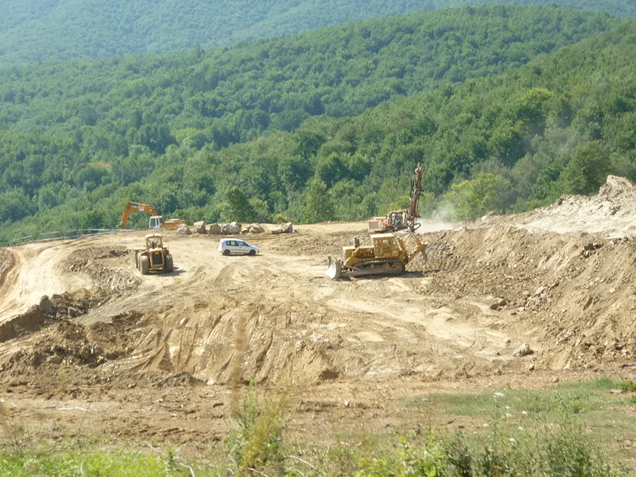 Bauarbeiten zur Vorbereitung von Goldgewinnung in Skouries, Halkidiki, Griechenland.