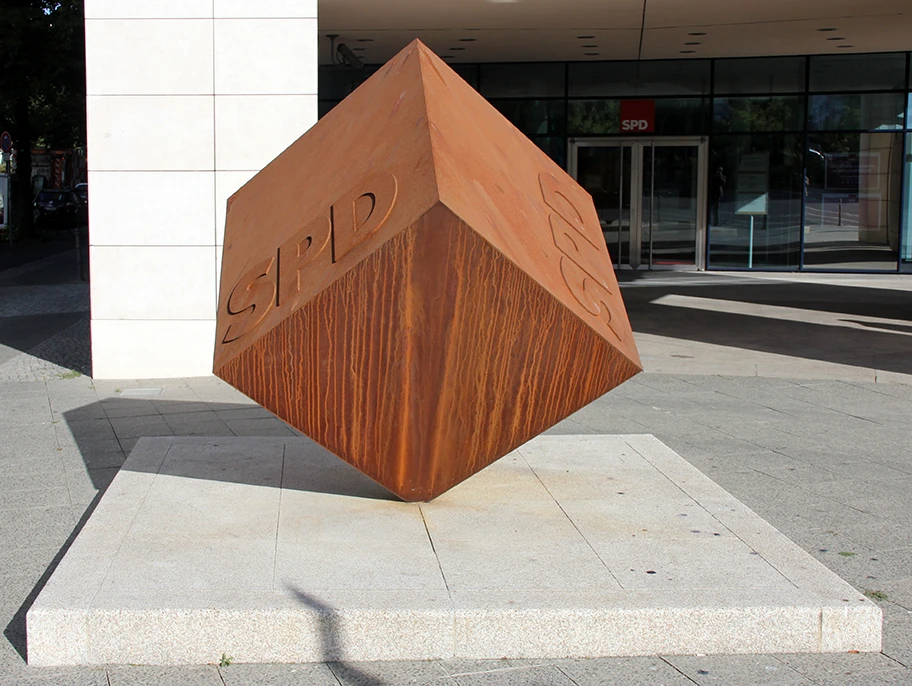 Skulptur, S Würfel, Wilhelmstrasse 140, Berlin-Kreuzberg, Deutschland.