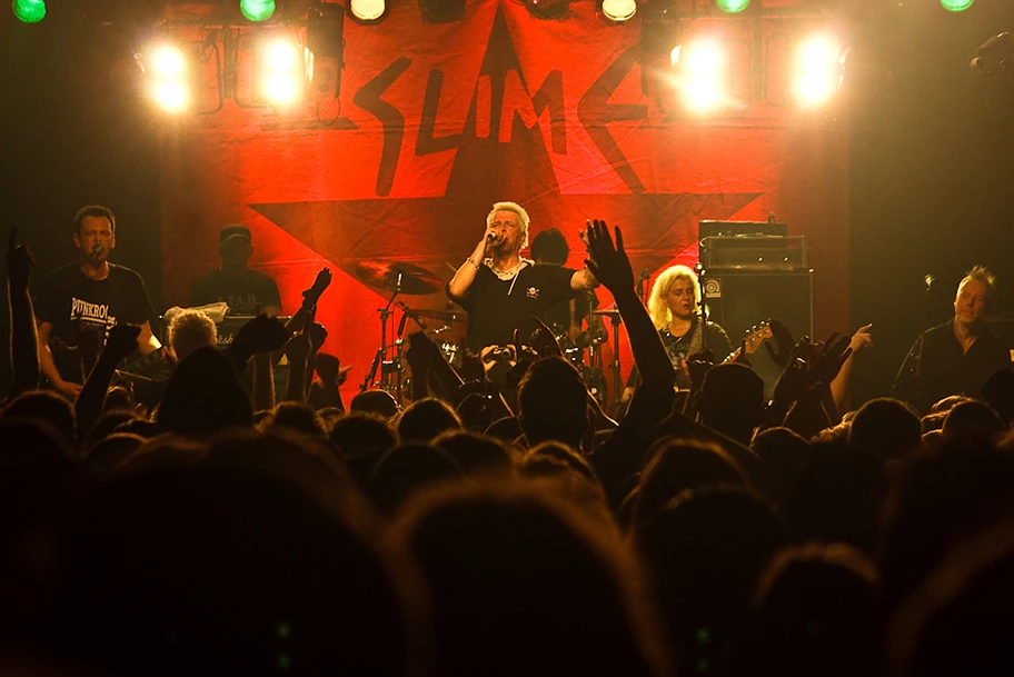 Slime an einem Live-Gig im SO36 am 15. Dezember 2010.