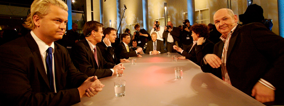 Geert Wilders (vorne links) an einer Fernsehdebatte in Holland.