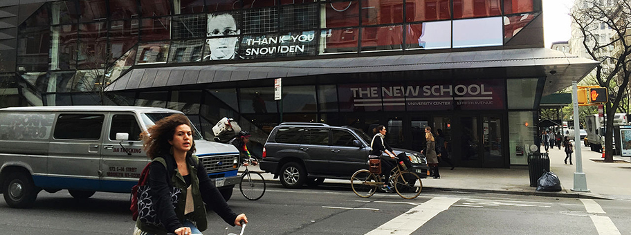 Snowden Poster an der New School in New York.