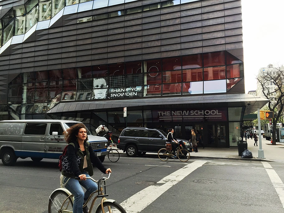 Snowden Poster an der New School in New York.