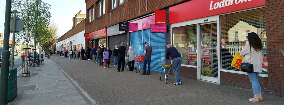 Warteschlange vor einem Supermarkt in London während der Corona-Pandemie, April 2020.