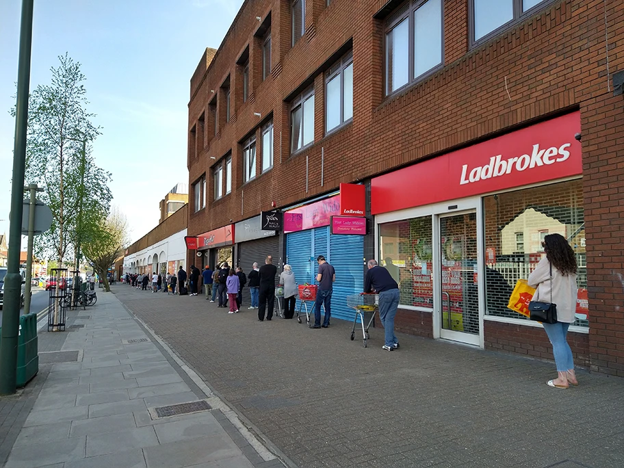 Warteschlange vor einem Supermarkt in London während der Corona-Pandemie, April 2020.