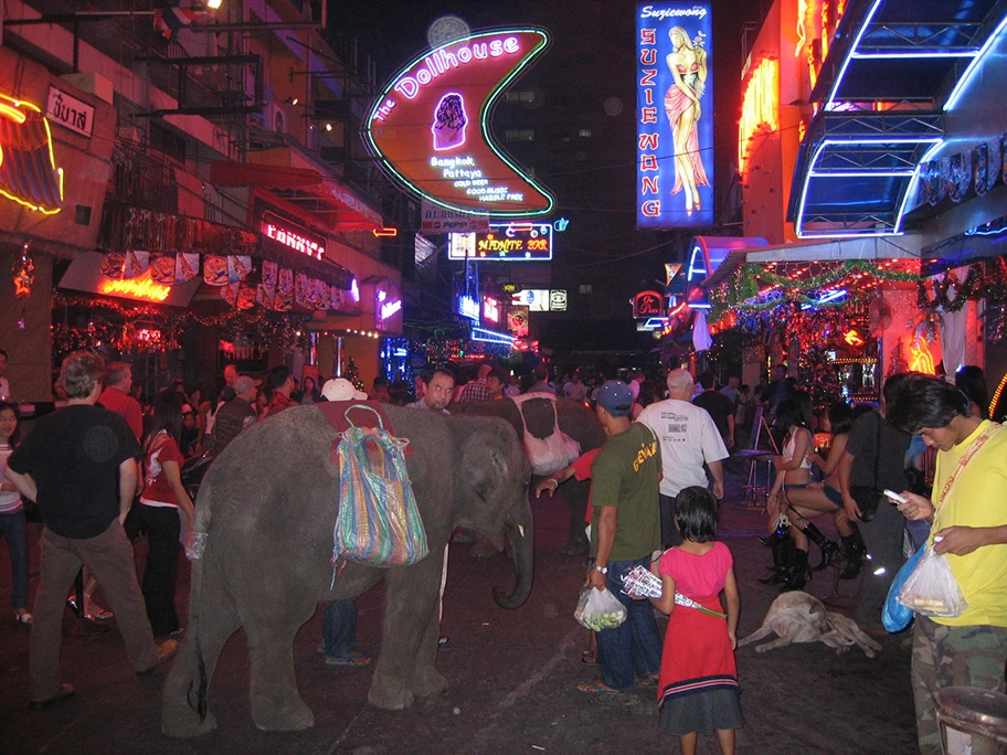 Soi Cowboy im Rotlichviertel von Bangkok, Thailand.