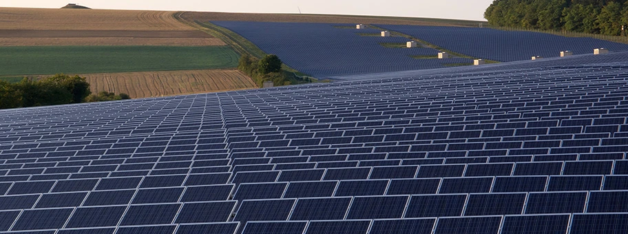 Solarparkanlage mit 19 Megawatt Spitzenleistung nahe Thüngen in Bayern.