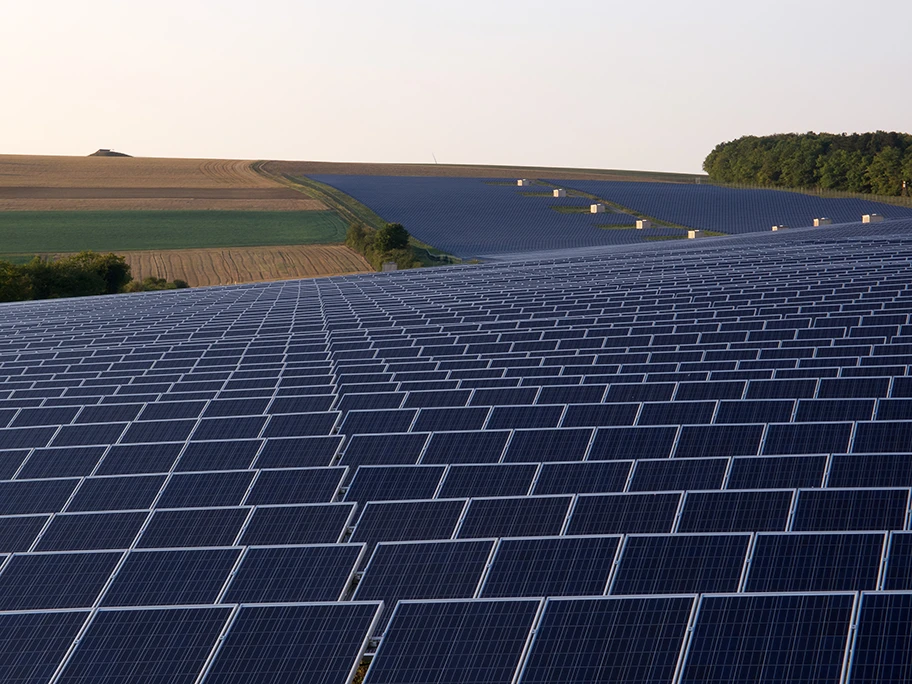 Solarparkanlage mit 19 Megawatt Spitzenleistung nahe Thüngen in Bayern.