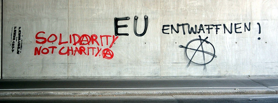 Graffiti in der Unterführung Karl-Popper-Strasse in Wien-Favoriten: Solidarity not charity und EU entwaffnen!