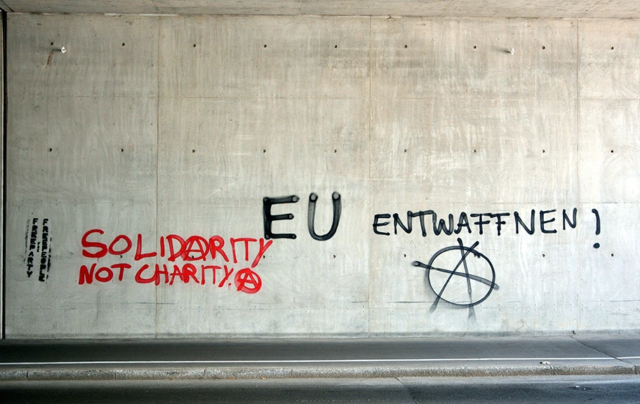 Graffiti in der Unterführung Karl-Popper-Strasse in Wien-Favoriten: Solidarity not charity und EU entwaffnen!