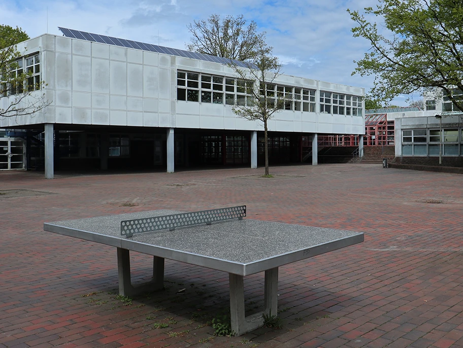 Solingen, Schulzentrum Vogelsang, Ansicht mit Schulhof von Süden, April 2025.