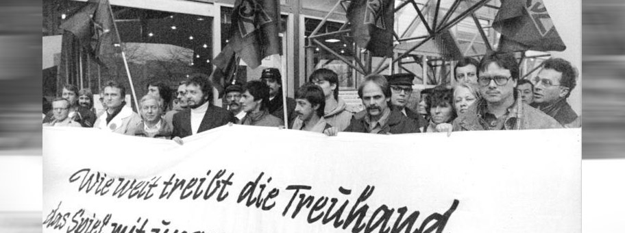 Stahlwerker protestieren vor der Treuhandanstalt in Berlin, Dezember 1990.