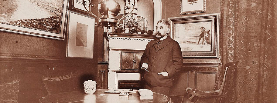 Der französische Schriftsteller Stéphane Mallarmé zwischen 1895-96 in der Rue de Rome 89, Paris.