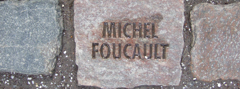 Kaltes Quadrat – Bonn - Installation am Eingang zur Bundeskunsthalle. Pflasterstein zur Erinnerung an Michel Foucault.