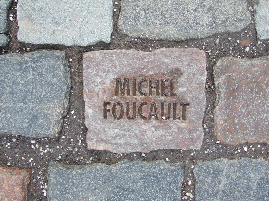 Kaltes Quadrat – Bonn - Installation am Eingang zur Bundeskunsthalle. Pflasterstein zur Erinnerung an Michel Foucault.