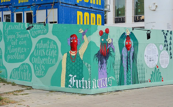 Stoppt Femizide: Thematisierung von Femiziden am Bauzaun des Wienmuseums durch das Kunstkollektiv "Feminist Killjoy Vienna".